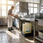Kiehl Arcandis-Eco 20 liter i opsamlingsbakke ved solrigt professionelt opvaskeområde
