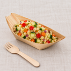 Lille serveringsbåd med couscous og grøntsager ved trægaffel