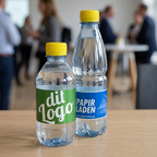 Begge logovandsstørrelser med gule låg og blå eller grøn etiket på velkomstbordet