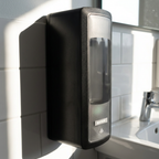 Sort Katrin Touchfree-dispenser ved solbeskinnet håndvask