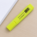 Gul Q-Connect highlighter ved papirbunke på lyst bord, genereret miljøbillede