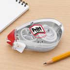 Pritt Compact Flex-rettetape ved blyant og notesbog på lyst bord, genereret miljøbillede