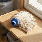 Mery-moppehoved på hylde i solrigt bryggers