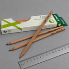 Naturfarvede Linex HB-blyanter og æske ved lineal på gråt bord, genereret miljøbillede