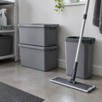 Stemningsbillede af grå beholdere og moppeudstyr i rengøringsrum, ikke foto af den konkrete moppeboks