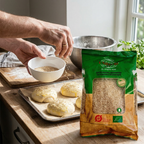 Sesamfrø drysses på boller før bagning med Unifood-posen ved siden af
