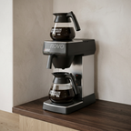 Bonamat Novo ved mødelokalets kaffestation