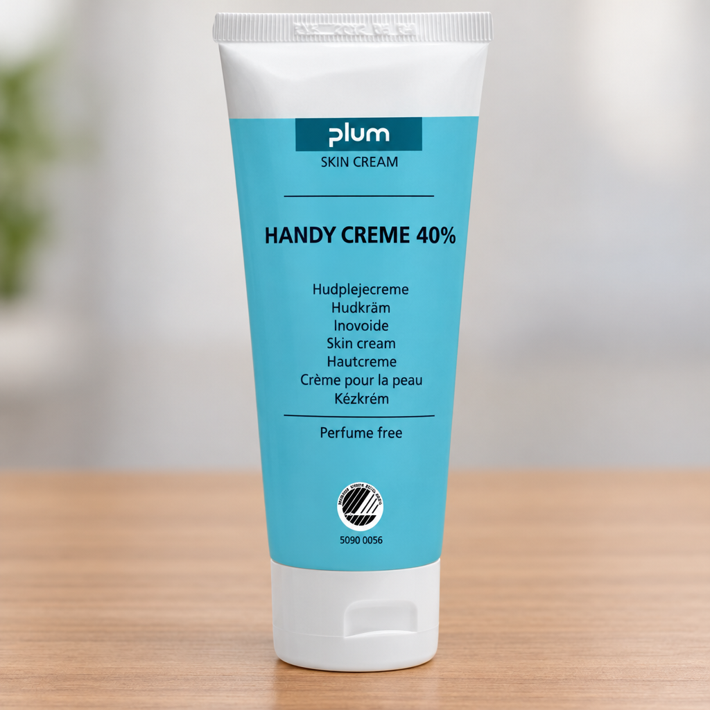 Stemningsbillede: Plum Handy Creme 40 % på et kontorbord