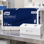Tork PeakServe 100585 håndklædeark ved depotplads i vaskerum