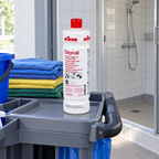 Kiehl Oxycal 1 L på rengøringsvogn ved flisebeklædt baderum