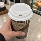 Hvidt låg på Enjoy-bæger ved caféens udleveringsdisk