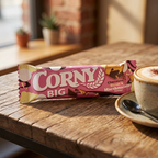 Corny Big Marshmallow og Biscuit ved kaffe på cafébord, stemningsbillede