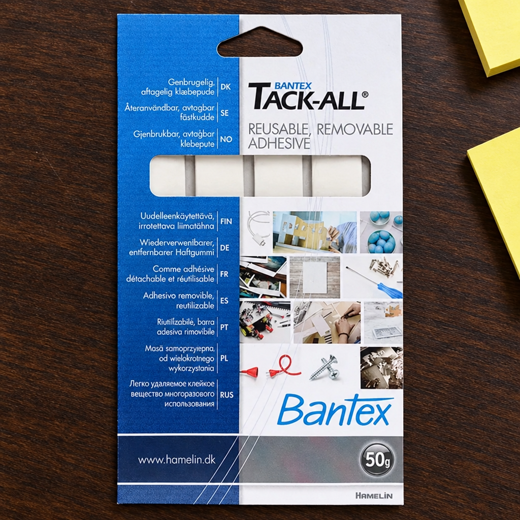 Bantex Tack-All hæftemasse ved gule noter på mørkt bord, genereret miljøbillede