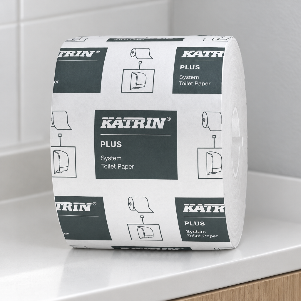 Indpakket Katrin Plus System-toiletpapirrulle på servicehylde ved kontortoilet