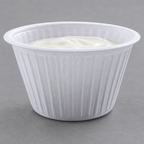 Hvid XPS-termoskål med yoghurt på gråt bord
