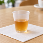 Lille shotglas med ravfarvet smagsprøve på cafébord