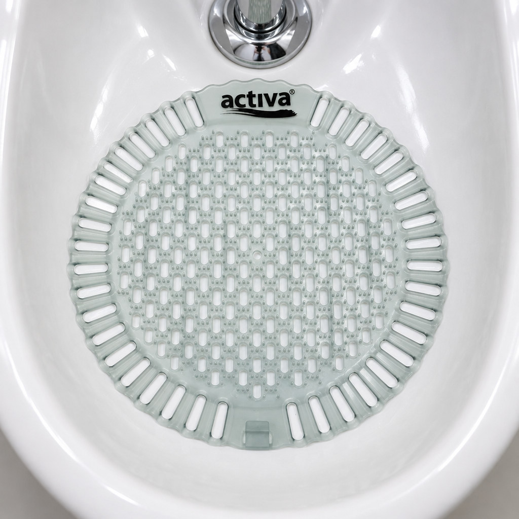 Detalje af urinalmåttens åbne struktur i keramisk urinal
