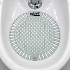 Detalje af urinalmåttens åbne struktur i keramisk urinal