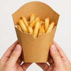 Brun pommes frites-æske med hvid inderside holdt oprejst i hænderne