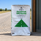 Stradasalt MG Kombi 25 kg ved lagerindgang med grusvej i sommerlandskab