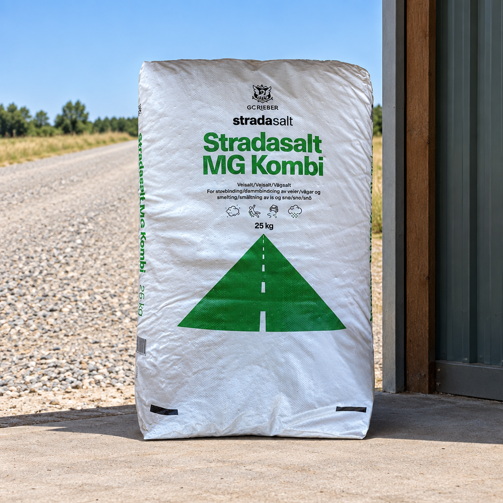 Stradasalt MG Kombi 25 kg ved lagerindgang med grusvej i sommerlandskab