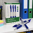 Æske med blå BNT Office-kuglepenne og løse penne på en kontorhylde