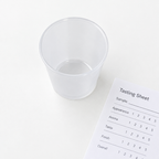 Translucent PP-shotglas set ovenfra ved smageskema, stemningsbillede