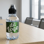 0,30-liters logovand med sort sportscap og grøn dit Logo-etiket på konferencebordet