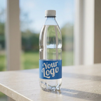 Logovand med blå Your Logo-eksempeletiket på lyst bord ved vindue