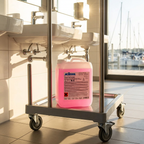 Kiehl AvenisFoam 5 L på vogn ved håndvaske og solrig lystbådehavn, stemningsbillede
