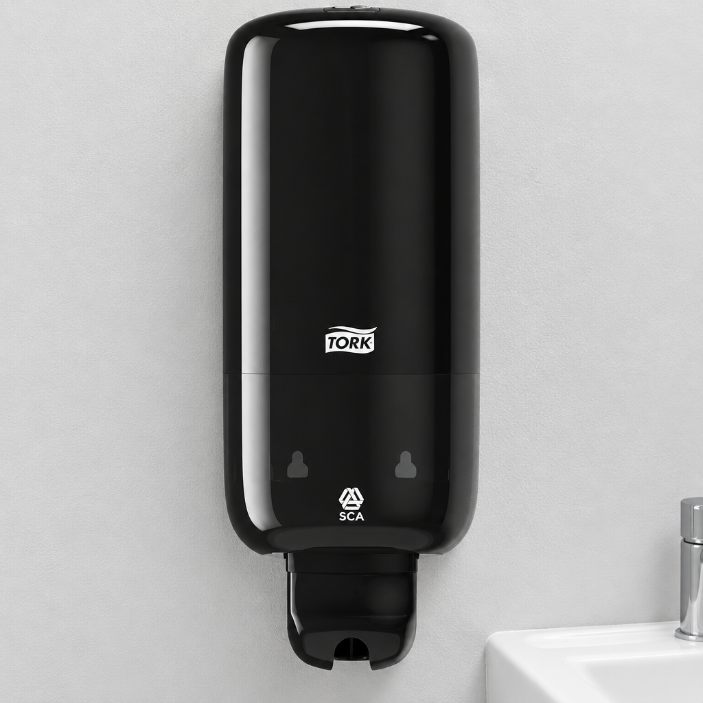 Nærbillede af sort Tork S1-dispenser ved håndvask