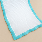 Detalje af Abri Soft Classic underlagets hvide overflade og turkise kant