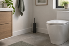 Stemningsbillede af badeværelse med toiletbørsteholder, ikke foto af det konkrete produkt