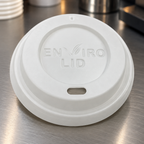 Hvidt CPLA-låg Ø80 mm på stålbord ved kaffestation