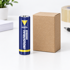 Varta Industrial AA-batteri på hvidt bord ved neutral papæske