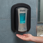 Sort TRUE FIT-vægplade bag GOJO LTX-12 i krom og sort med dispenseren i brug