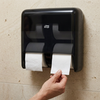 Sort Tork OptiServe T7-dispenser i offentlig toiletkabine