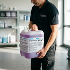 Stemningsbillede af voksen medarbejder med lukket Kiehl Torvan 10 L