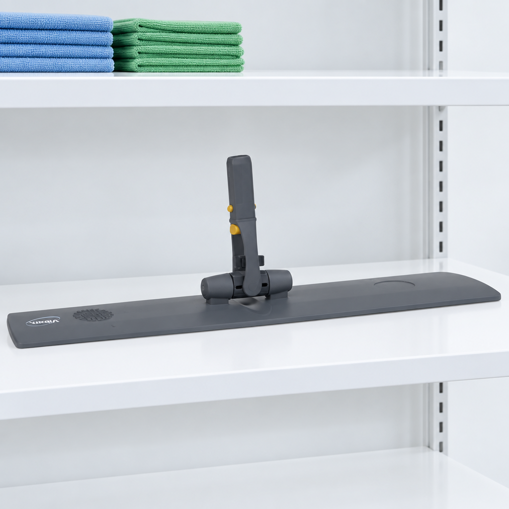 Vikan moppefremfører 40 cm på en hvid hylde i rengøringsdepot