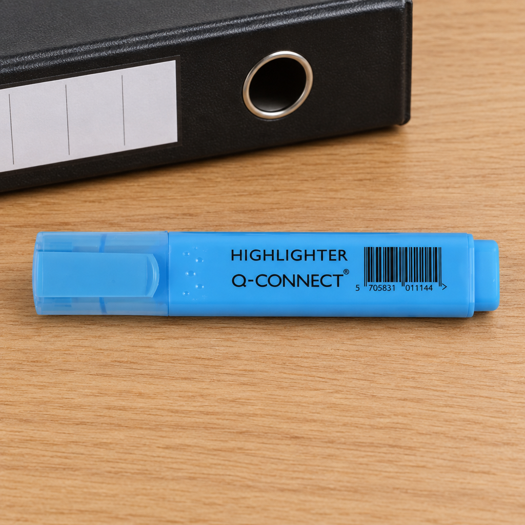 Blå Q-Connect highlighter ved sort brevordner, genereret miljøbillede