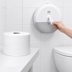 SmartOne T8-toiletrulle på hylde ved hvid dispenser og toilet
