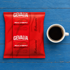 Gevalia Professional mellemristet filterkaffe i rød pose ved kaffekop set ovenfra, stemningsbillede