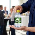 Gult låg bruges på en 0,30-liters logovandsflaske ved receptionen