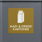 Detalje af brunt mærke med hvidt kartonsymbol og teksten MAD- & DRIKKE-KARTONER