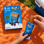 Sun Lolly Cola-æske og åbnet is på orange picnictæppe ved køleboks