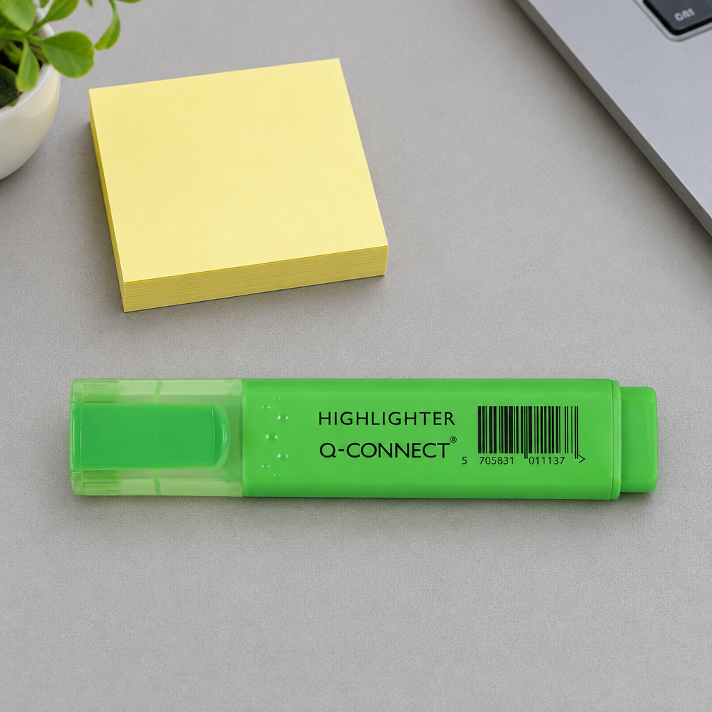 Grøn Q-Connect highlighter ved gul notesblok på gråt bord, genereret miljøbillede