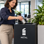 Person sorterer metaldåse i beholder med hvid metalmærkning