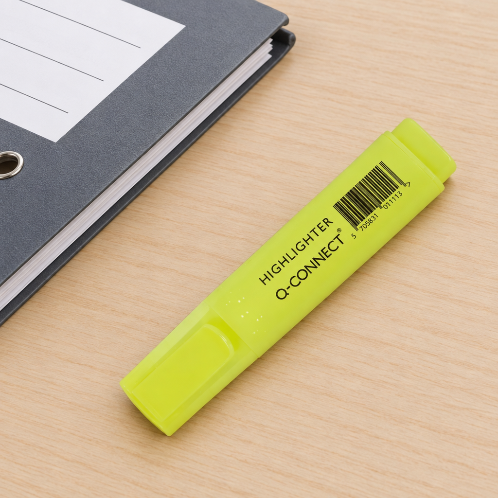 Gul Q-Connect highlighter ved grå mappe på kontorbord, genereret miljøbillede