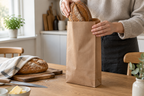 Miljøbillede af grovbrødspose 1062 på køkkenbord med brød