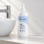 Hvid DERMA Family pumpeflaske ved en lys keramisk håndvask
